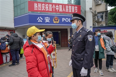 小记者采访警察.