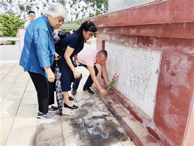 革命老前辈邱铭(左一)等人在遂溪县河头镇革命烈士陵园献花.