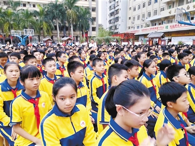 雷州市第五中学学生在认真观看禁毒微电影. 通讯员 周靖典 提供