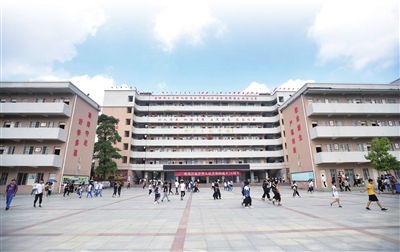 爱周中学.     记者 刘冀城 摄