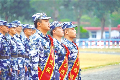 17時許,海軍陸戰隊某旅的7名官兵人站在了軍港碼頭上,其中有3名