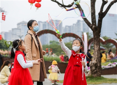 春节,孩子在家长的陪伴下开心地玩耍  记者张锋锋 摄