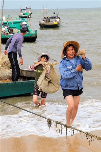 出海捞蟹的渔民满载而归.