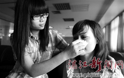 女儿替母亲抹去眼泪.