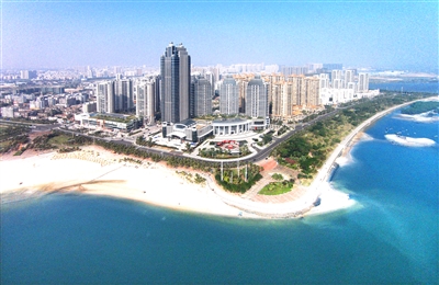 金沙湾片区的高楼,沙滩,椰林和大海组合在一起,构成一幅十分壮美
