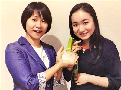 伊藤美诚(右)与妈妈