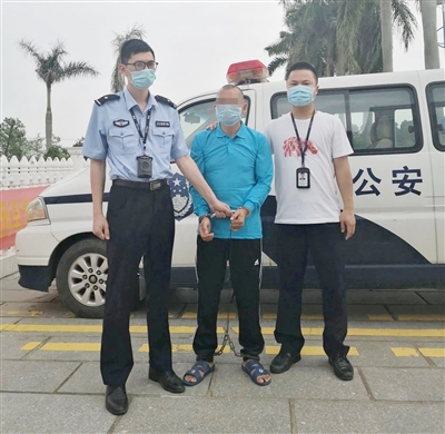 办案民警将犯罪嫌疑人周某山从茂名监狱提解回遂溪县公安局看守所.