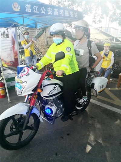 辅警吴小娇铁骑护送考生取准考证.